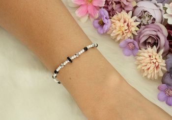Bransoletka damska ze srebra próby 925 z perełkami i czarnymi cyrkoniami. Regulowana długość 17+5 cm, waga 2,13 g. Elegancki i kobiecy dodatek idealny na prezent.2.jpg